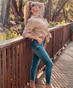 Q2 Bottoms Light Wash Distressed Skinny Jeans